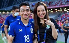 Nữ trưởng đoàn Thái Lan chơi lớn khiến mọi đội bóng tại AFF Cup trầm trồ