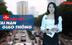 Video TNGT 4/1: Ô tô mất lái tông sập cổng nhà dân, 2 người bị thương