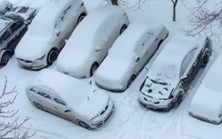 Cận cảnh bão tuyết làm tê liệt giao thông, xe cộ kẹt cứng tới 24 giờ