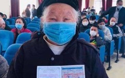 Hai cụ già trên 100 tuổi ở Quảng Ninh phấn khởi tiêm vaccine Covid-19 mũi 3