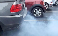 Ô tô có khói trắng mỏng vào mùa đông có bình thường?