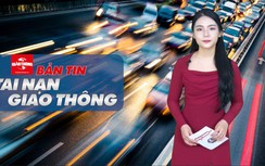 Video TNGT ngày 7/1: Va chạm với taxi, xe innova lật nghiêng dưới đường
