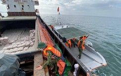 Video cứu nạn tàu hàng bị thủng đáy trên vùng biển Cù Lao Chàm