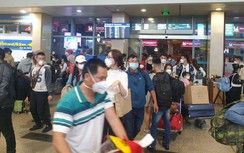 Sân bay Tân Sơn Nhất vẫn nhộn nhịp người về quê ngày 25 Tết