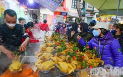 Người Hà Nội chen chân "chợ nhà giàu" mua gà ngậm hoa hồng cúng Giao thừa