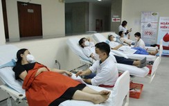 Hàng trăm y, bác sỹ Huế hiến máu tình nguyện "Blouse trắng – Trái tim hồng"