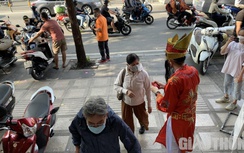 Ngày vía Thần Tài, người dân TP.HCM đi mua vàng chỉ bằng một nửa năm trước