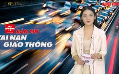 Video TNGT ngày 10/2: MayBach nát bét vì đâm gẫy cột điện và cây bên đường