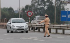 CSGT hoá trang, ghi hình loạt ô tô chạy quá tốc độ đường đi sân bay Nội Bài