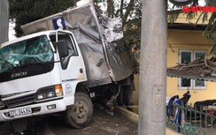 Video: Khoảnh khắc xe tải sang đường bị xe container tông bay vào nhà dân