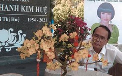 NSƯT Thanh Điền ca vọng cổ, bật khóc nghẹn bên mộ vợ Thanh Kim Huệ