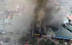 Khẩn trương dập tắt đám cháy lớn trên đường Nguyễn Xiển