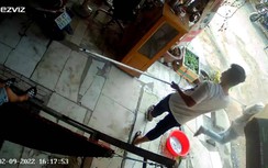 Video: Đánh toác đầu nhân viên vì "xin đểu" không thành