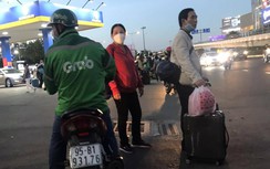 Mặc xử phạt, xe dù bến cóc vẫn nhộn nhạo ngoài sân bay Tân Sơn Nhất