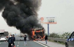 Ô tô cháy trơ khung trên cao tốc Pháp Vân- Cầu Giẽ, 10 hành khách thoát nạn