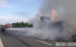 Video: Xe tải bốc cháy ngùn ngụt trên cao tốc Đà Nẵng - Quảng Ngãi