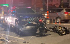 Tai nạn liên hoàn ô tô tông 4 xe máy dừng chờ đèn đỏ, nhiều người bị thương