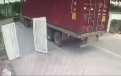 Video: Người phụ nữ gục trên xe máy bất tỉnh sau cú tông mạnh xe container