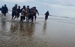 8 thuyền cá của ngư dân Hà Tĩnh bị lật, 16 người rơi xuống biển