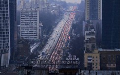 Ô tô xếp hàng dài ùn ùn rời khỏi thủ đô Ukraine sau động thái của Nga