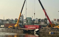 Đang huy động xe cẩu để trục vớt xe container lao xuống hồ Sài Đồng ven QL5