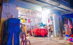 Bình Phước: Ô tô lao vào cửa hàng quần áo, 3 người may mắn thoát chết