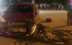 Video: Xe máy tông trực diện đầu ô tô, nam thanh niên văng lên cao, tử vong