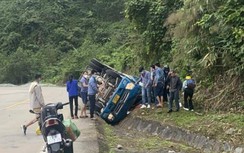 Người dân ứng cứu tài xế xe tải mắc kẹt trong ca bin ở Quảng Nam