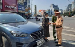 Quảng Ninh: Thiếu bãi gửi xe, ô tô đậu đỗ tràn lan khu vực cấm