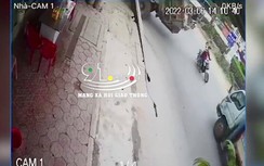 Video: Thanh niên đi xe máy chở theo bạn gái tông trực diện vào xe tải cẩu