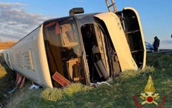 Vừa thoát chiến sự Ukraine, xe sơ tán chở 50 người gặp tai nạn nghiêm trọng