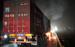 Cháy ô tô container trên cao tốc, tài xế thoát chết trong gang tấc