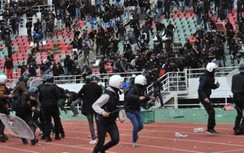 Bạo loạn kinh hoàng trong trận đấu, hơn 100 cảnh sát bị thương