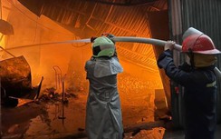 Cháy lớn dãy xưởng sản xuất ở Hoàng Mai, gần 3 giờ vật lộn khống chế lửa