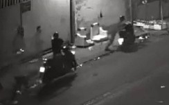Nhóm thanh niên thản nhiên cướp xe máy trong sự bất lực của nạn nhân