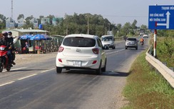 "Rút lù" sà lan chở vật liệu thi công quốc lộ xuyên Đồng Tháp Mười