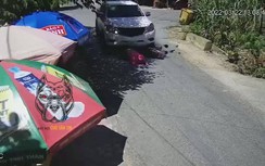 Video: Khoảnh khắc người phụ nữ bị xe ô tô cán qua người tại ngã tư