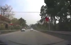 Video: Người đàn ông bay lên không trung sau khi lấn làn tông vào đầu ô tô
