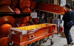 Hong Kong thiếu quan tài vì số ca tử vong cao trong đợt dịch Covid-19 mới