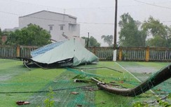 Mưa lớn ở Bình Định: 2 khách uống cà phê bị mái tôn rơi trúng trọng thương