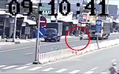 Video: Người phụ nữ bị xe tải tông tử vong khi tránh xe tải nhỏ phía trước