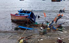 Hàng chục tàu cá Nam Trung Bộ bị sóng lớn đánh chìm