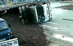 Video: Tránh người đi xe máy sang đường ẩu, xe tải lật nghiêng giữa đường