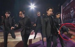 Video: Khoảnh khắc J-Hope BTS suýt "sấp mặt" trên sân khấu Grammy
