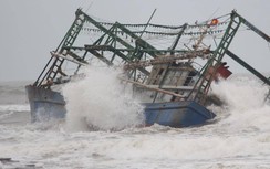 Xót ruột tàu cá vỏ sắt “thất thủ” trước sóng dữ biển Nam Cửa Việt