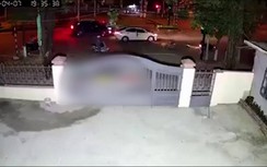 Video: Hàng loạt xe máy dừng chờ đèn đỏ bị xe con tông bay về phía trước