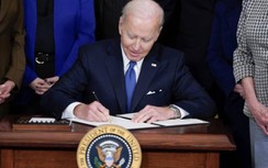 Tổng thống Mỹ đặt bút ký dự luật có thể cho phép tăng thuế với Nga lên 30%