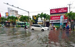 Đường phố Bạc Liêu thành "sông" sau mưa lớn và triều cường dâng cao