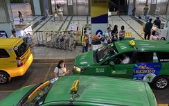 Người dân đổ về TP.HCM, "cháy" taxi đón khách ở sân bay Tân Sơn Nhất
