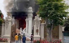 Biệt thự triệu đô ở Quảng Ninh đang cháy lớn, có người mắc kẹt bên trong